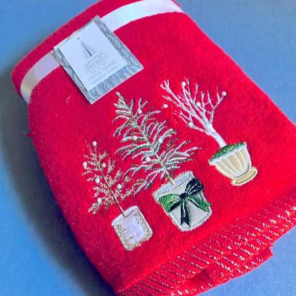 🎄Beautiful Christmas Embroidered Red Hand Towels 2 - Pack NWT ‼️ - Picture 8 of 10
